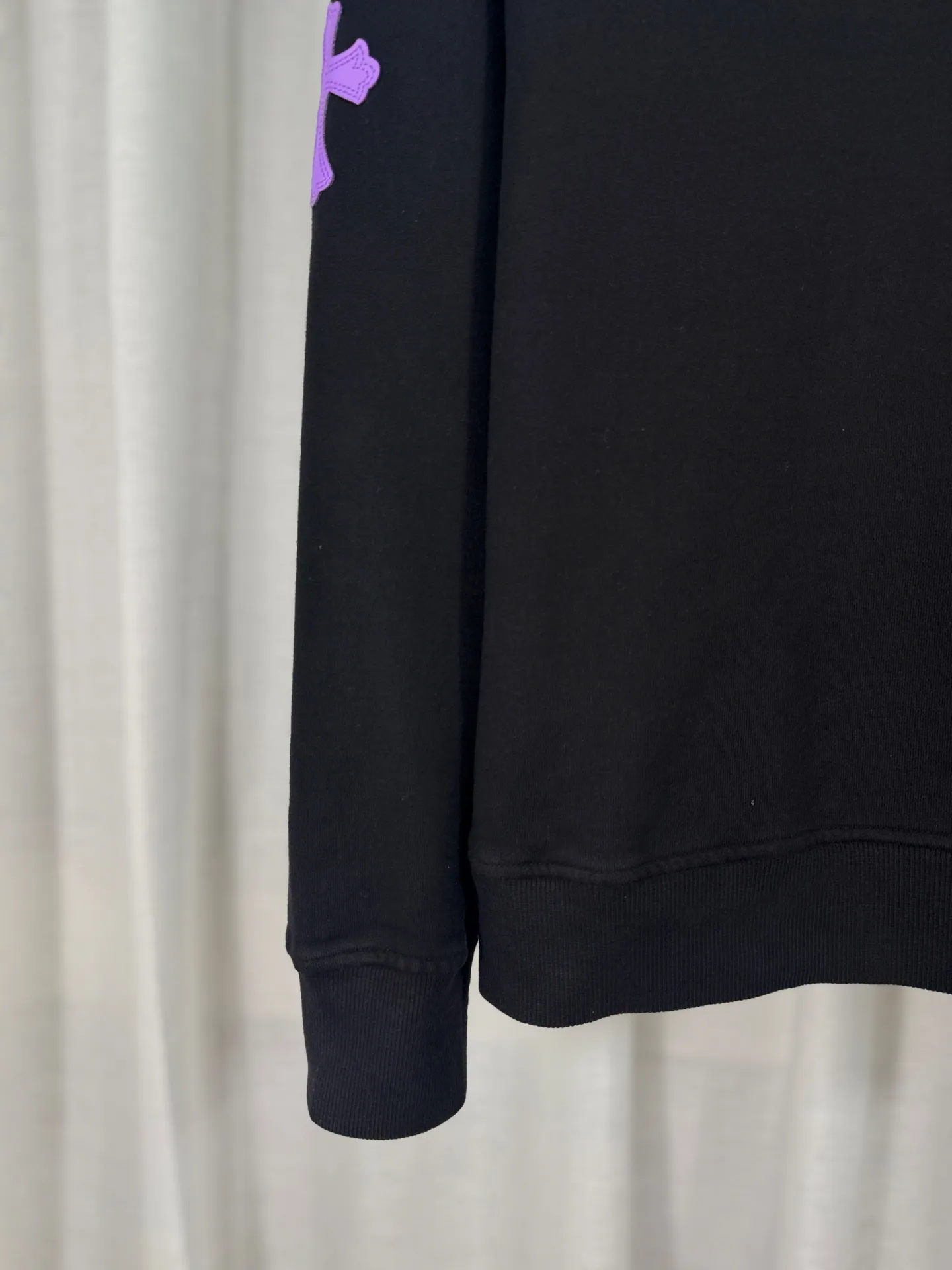 P260 top version, real shot without P, ​​different from market currency) 𝗖𝗵𝗿𝗼𝗺𝗲 𝗛𝗲𝗮𝗿𝘁𝘀/Cro Heart 2025 washed patch embroidery autumn and winter new original single counter American laser burnt 3D three-dimensional color embroidered couple casual sweatshirt 👑The highest version! Customized fabric 420g tripe terry fabric! American acid-washed and distressed original fabric laser burnt ✟appliqué embroidery and exquisite embroidery of letters! The best-selling model in the counter, very comfortable to wear. Accessories: original molded and authenticated collar label➕100% silk wash label. Genuine purchase-grade original hangtag➕matching hanging rope➕3D hanging beads➕original packaging bag. Craftsmanship: The original version has consistent wiring! The highest version of the armhole matching technique! Color: White Black Size: S M L XL Style No.: 9303